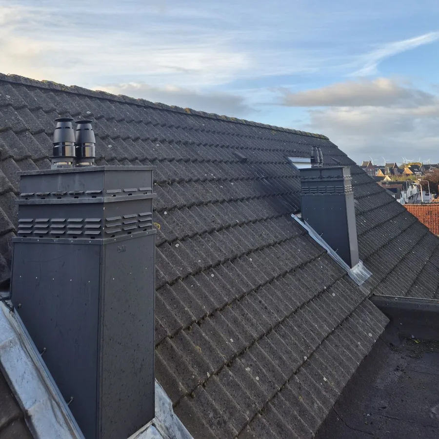 Dakdoorvoeren voor rookgasafvoer op een pannendak, geplaatst door MKI-Techniek
