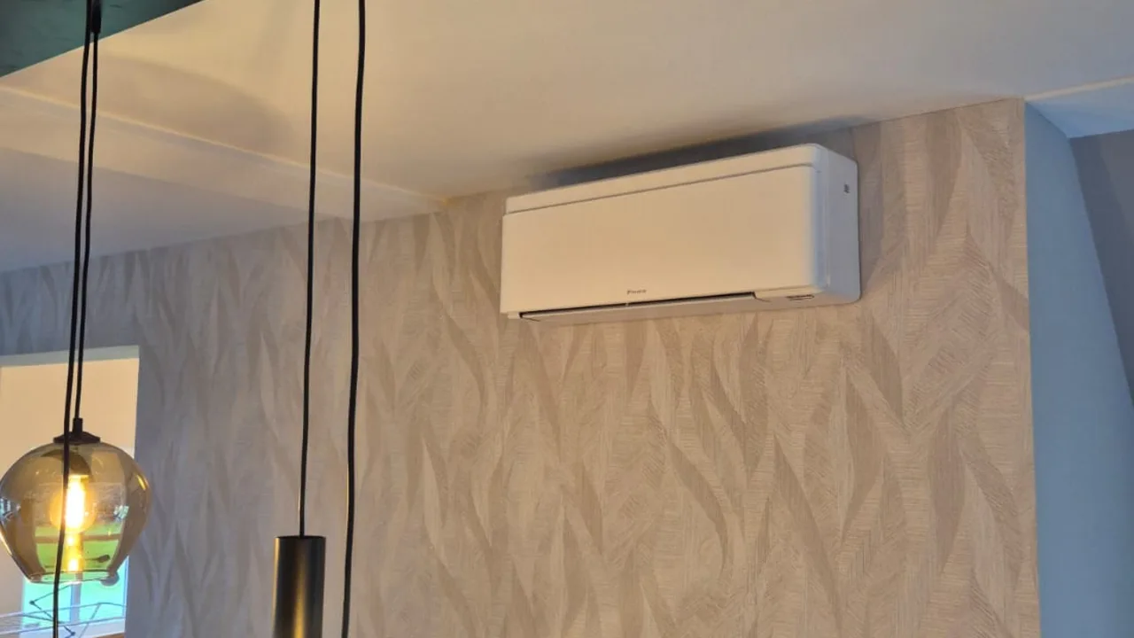 Daikin airco-binnenunit voor koelen en verwarmen, geplaatst in een woonkamer door MKI-Techniek