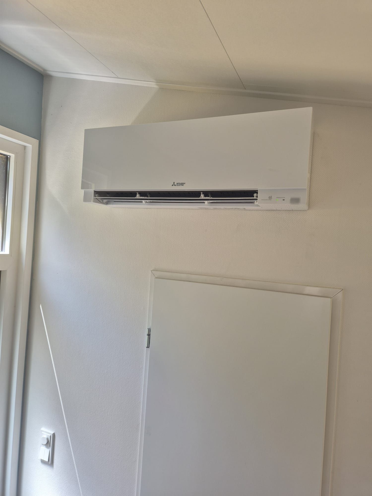 Mitsubishi Electric EF-serie airco-binnenunit netjes gemonteerd aan de wand in een vakantiehuis
