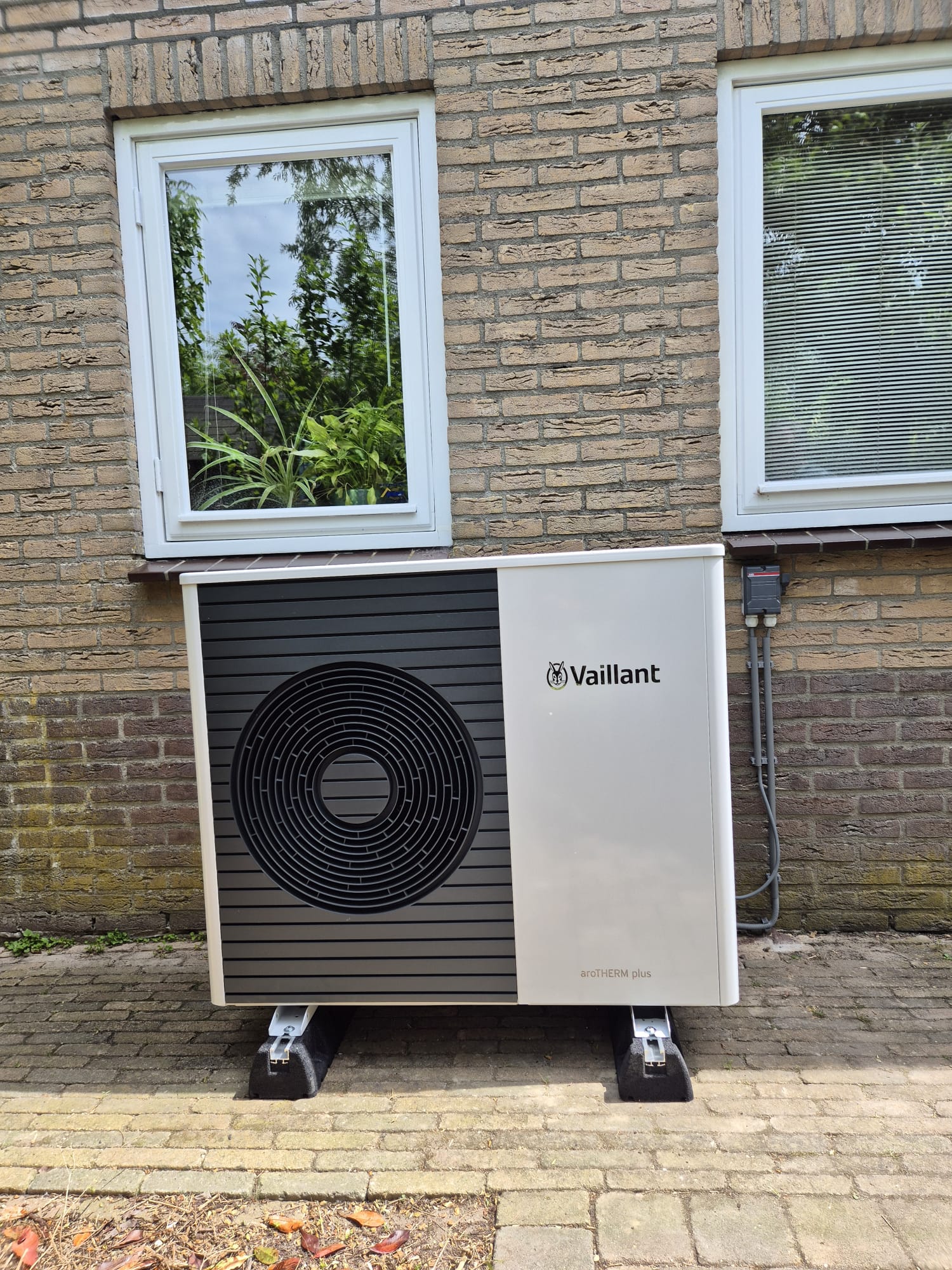 Vaillant aroTHERM plus warmtepomp buitenunit tegen bakstenen gevel in Culemborg