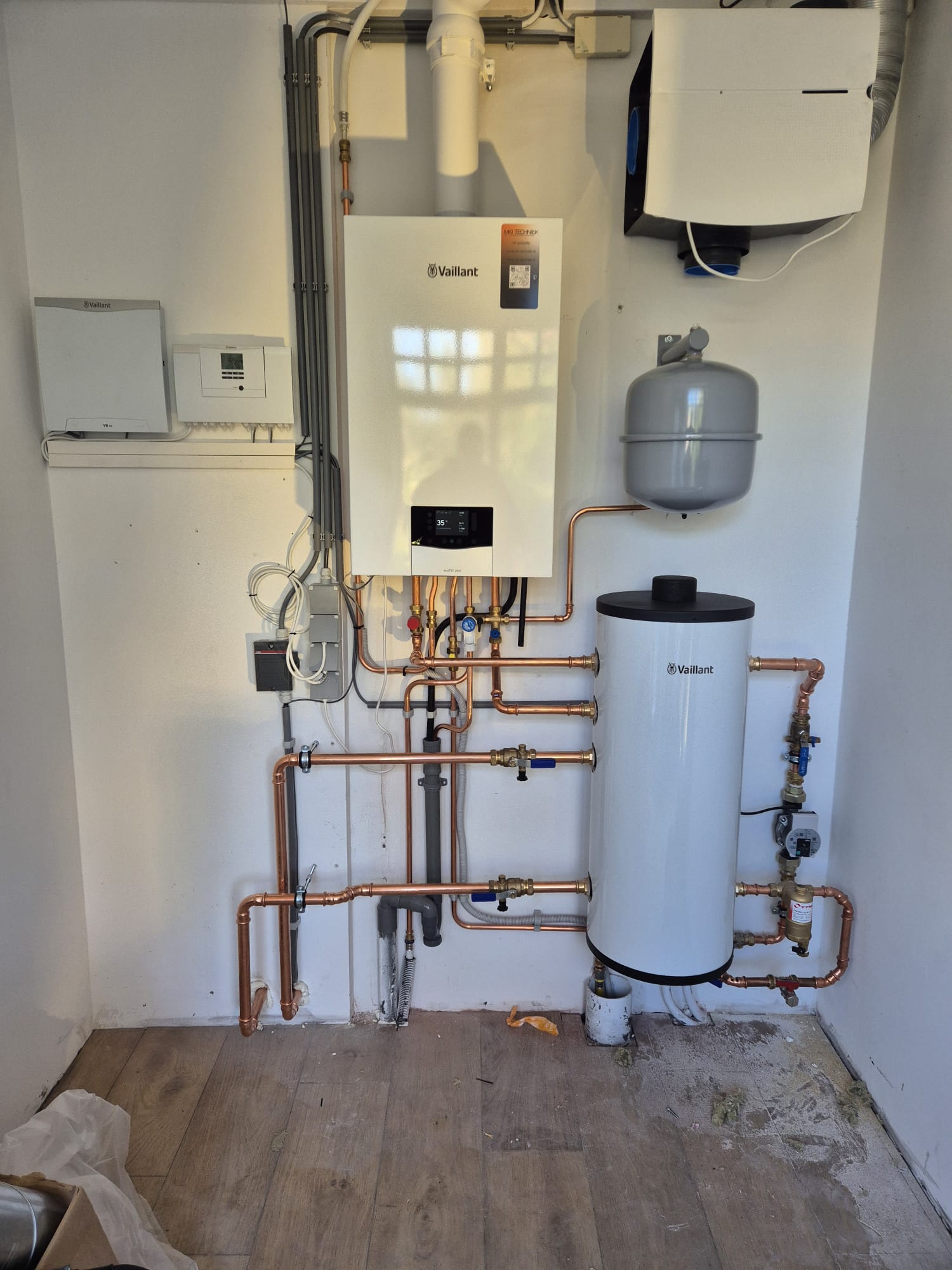 CV-ketel, boiler en zonne-installatie, foto 3