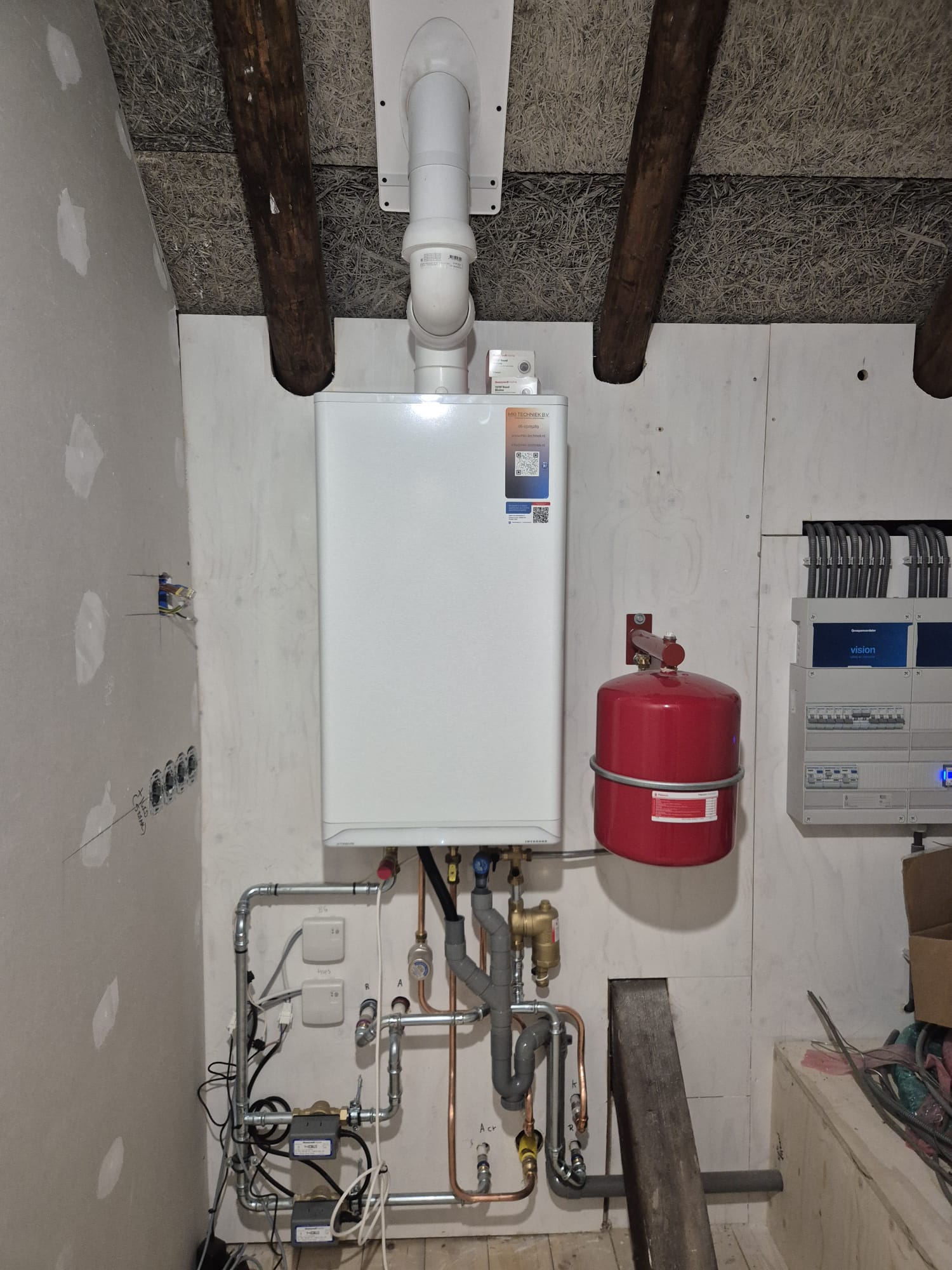 CV-installatie in rietgedekt pand, foto 2