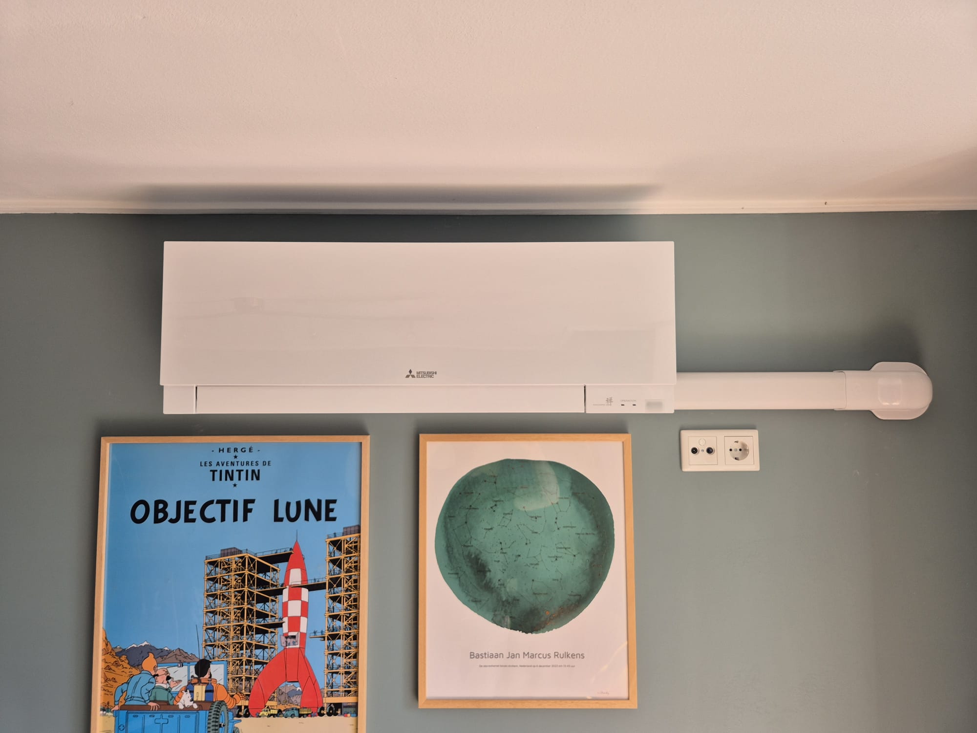 Mitsubishi Electric multisplit airco-binnenunit strak gemonteerd aan de wand in een woonhuis in Driebergen-Rijsenburg