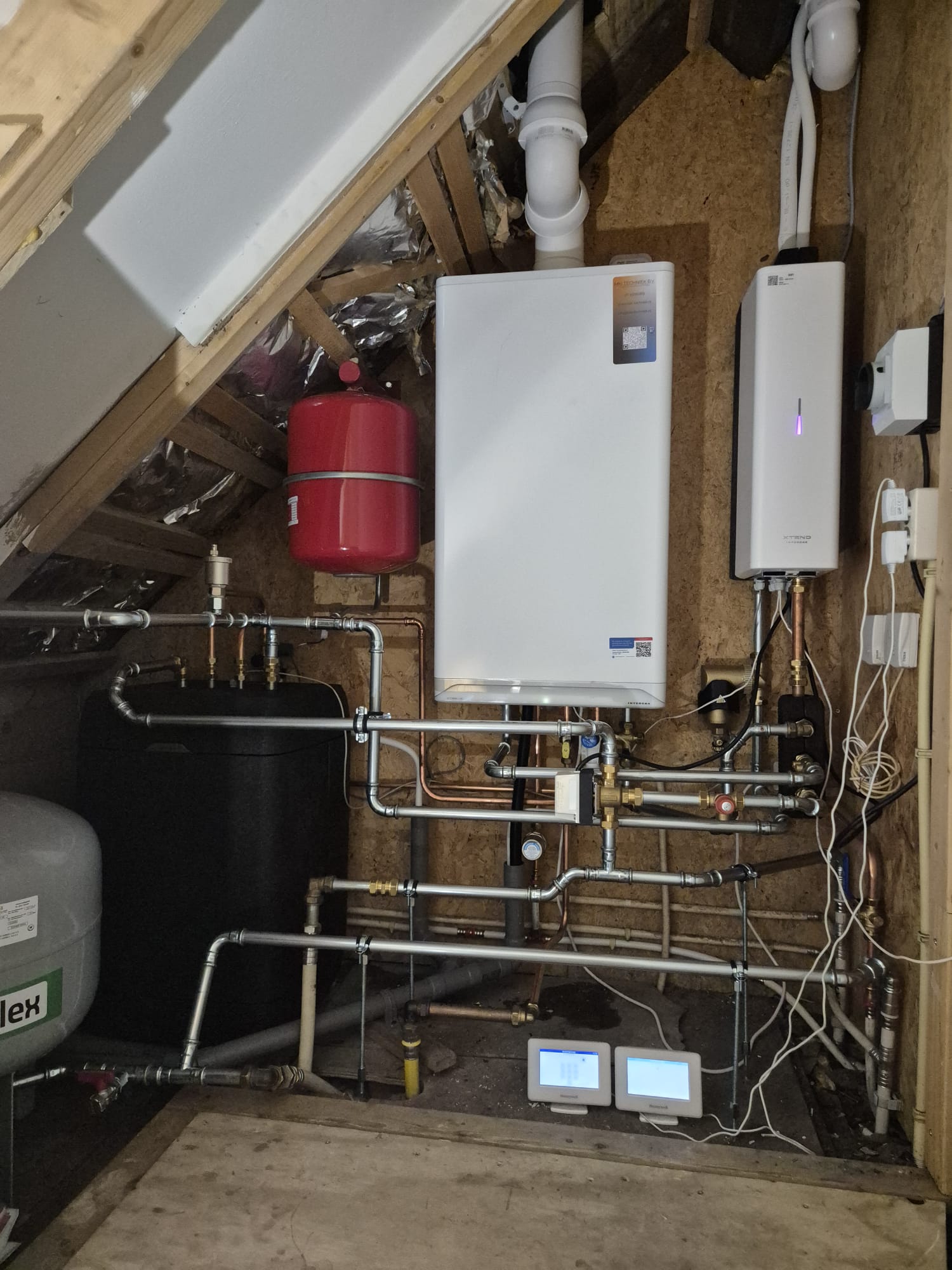 Intergas hybride ketel met Xtend-boiler in zolderruimte, buitenunit op dak met zonnepanelen