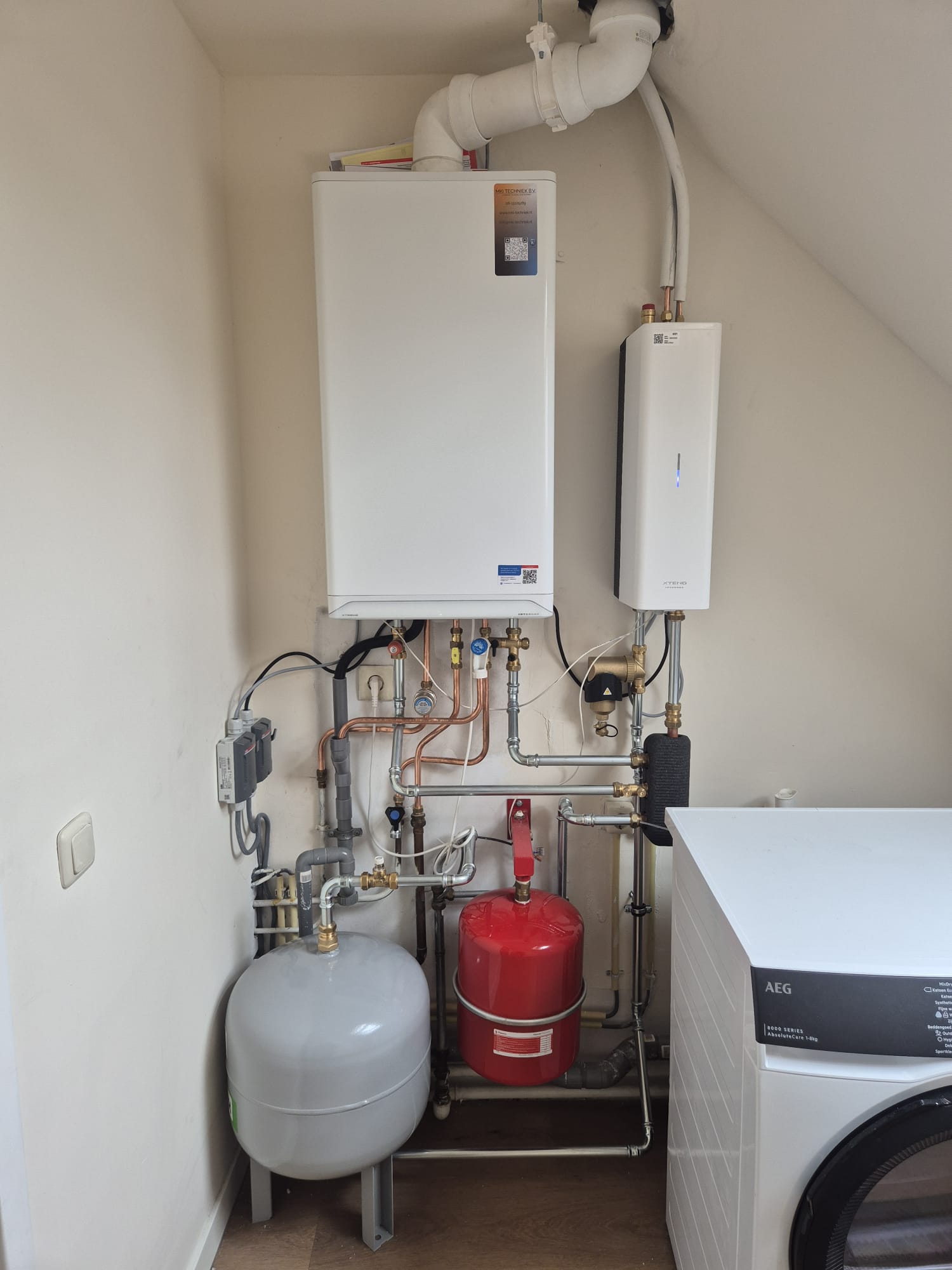 Intergas Xtreme hybride ketel met Xtend-module en expansievaten in technische ruimte in Tiel