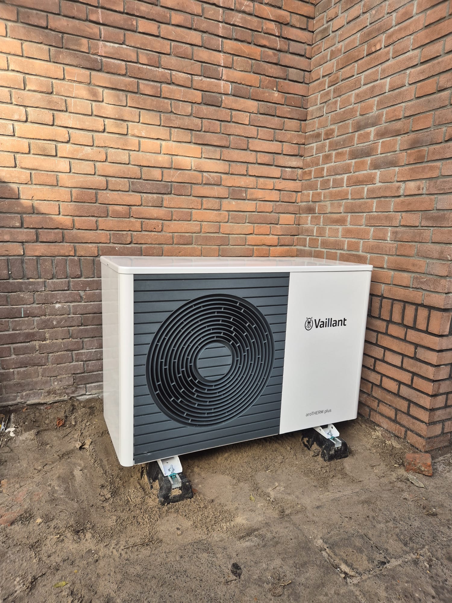 Vaillant aroTHERM plus warmtepomp buitenunit bij woning in aanbouw in Zeist