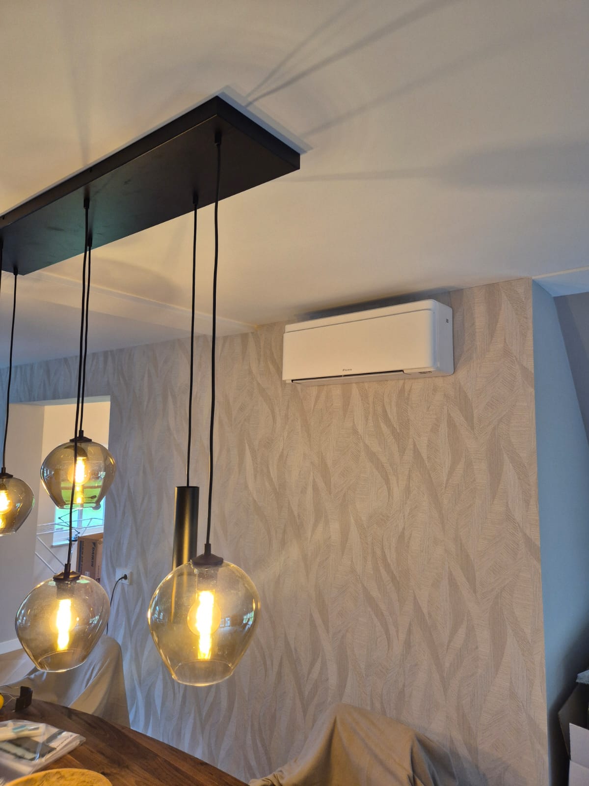 Daikin airco binnenunit geplaatst in woonkamer door MKI-Techniek