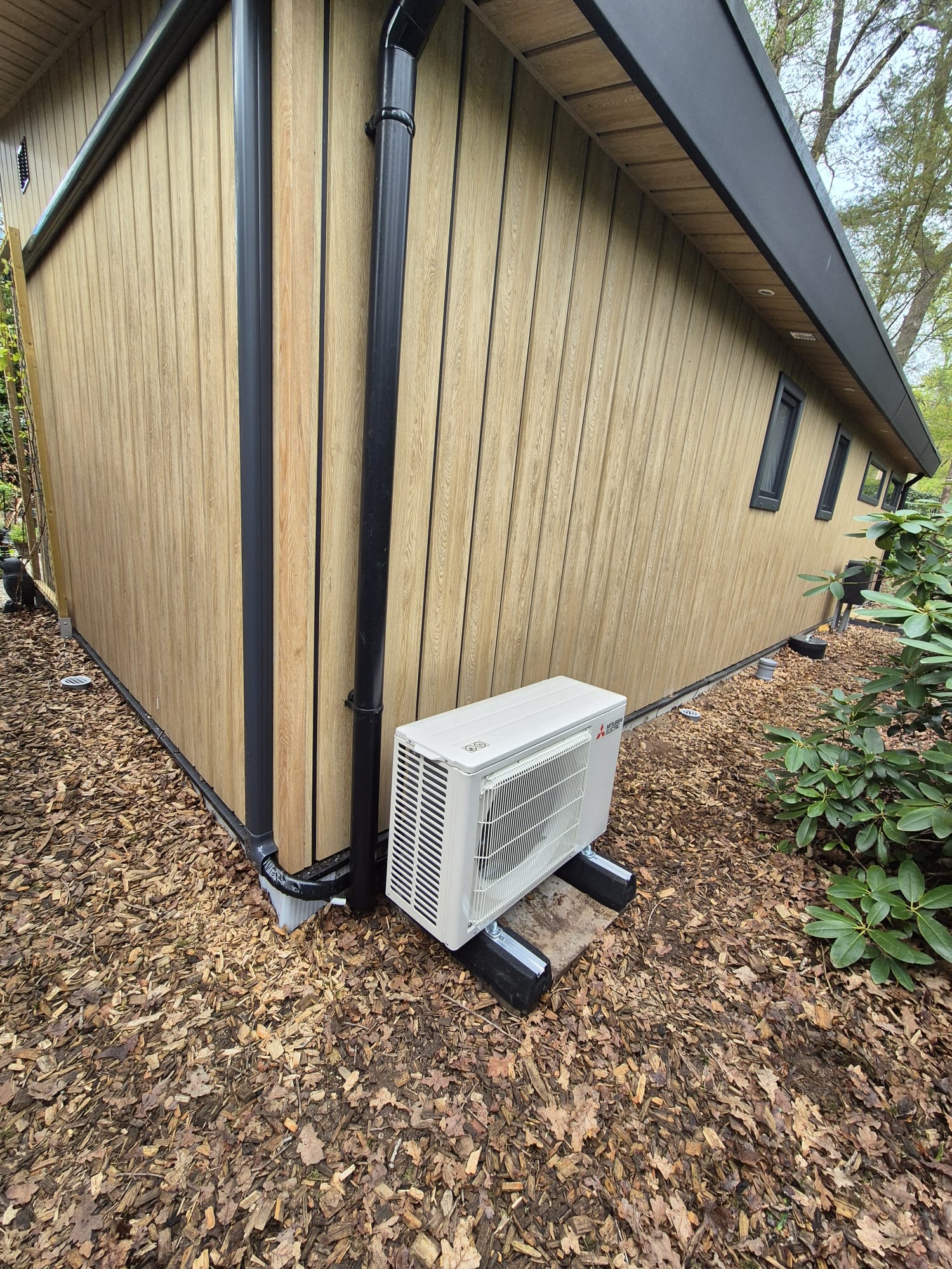 Airco buitenunit op grondframe geplaatst bij woning in Utrecht door MKI-Techniek