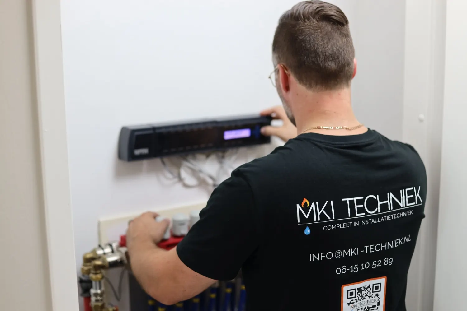 Monteur van MKI-Techniek aan het werk