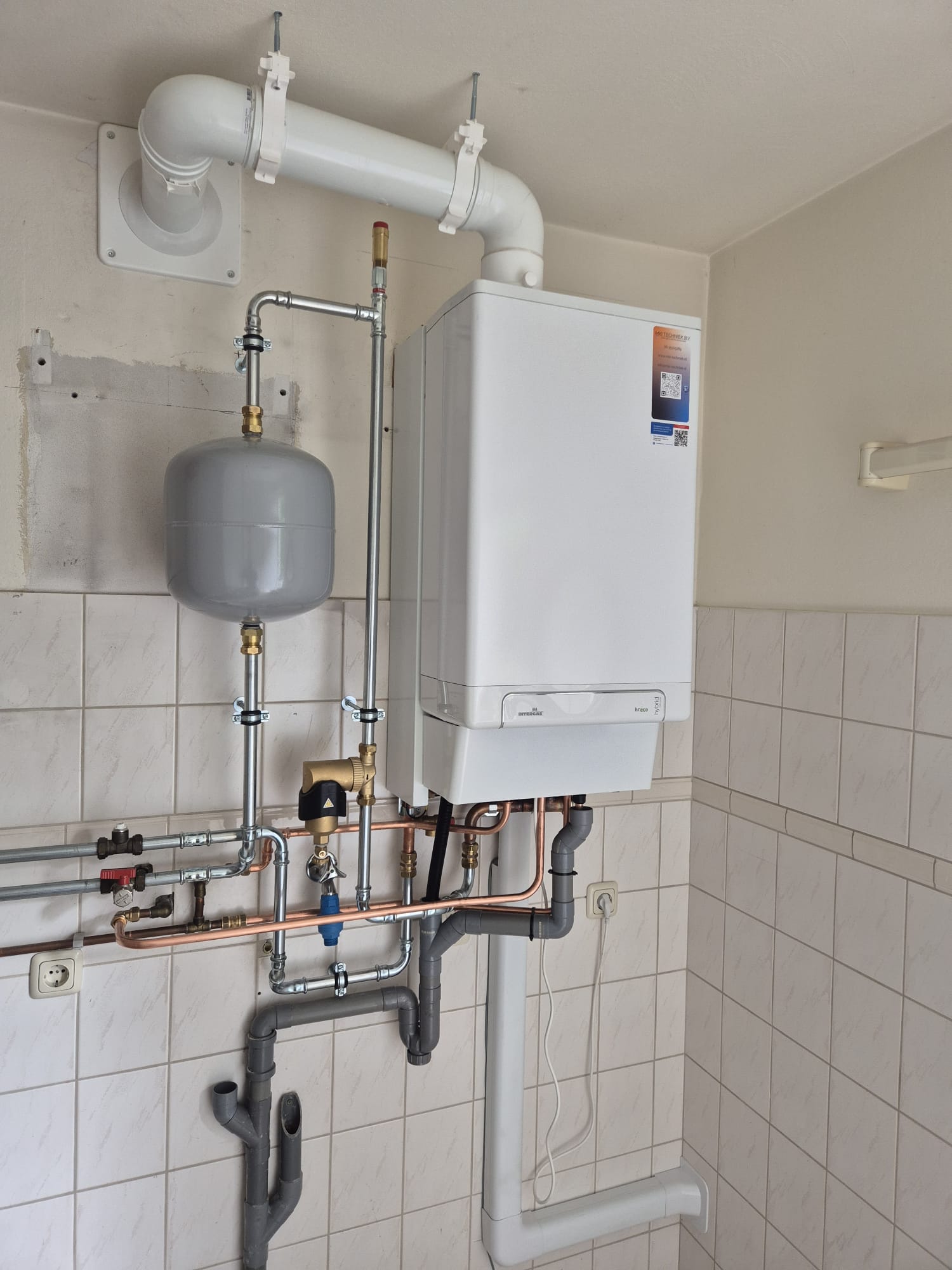 Intergas HRECO Hybrid ketel met Honeywell regelaar in stookruimte in Tiel