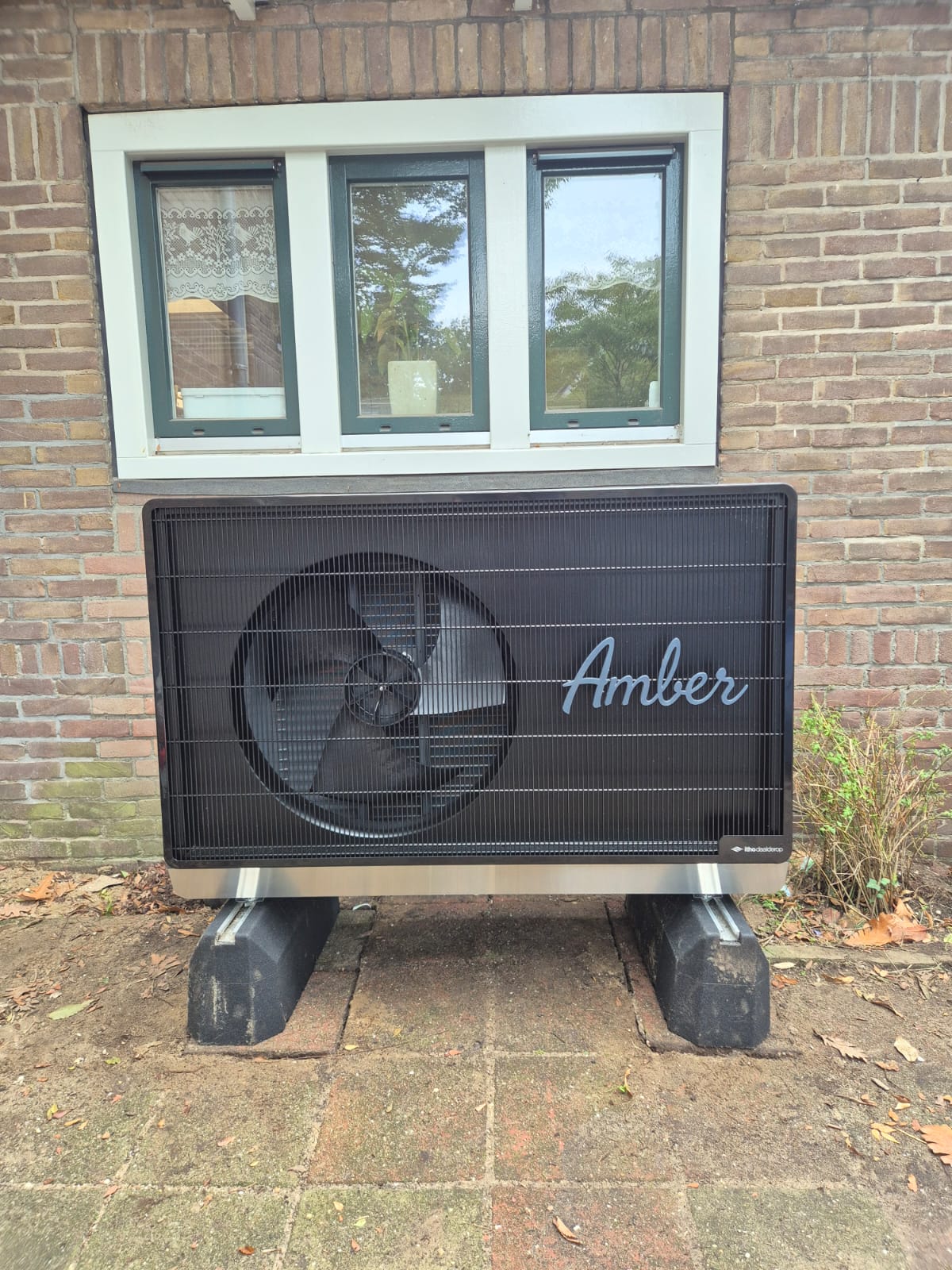 Itho Daalderop Amber warmtepomp buitenunit tegen bakstenen gevel in Zeist