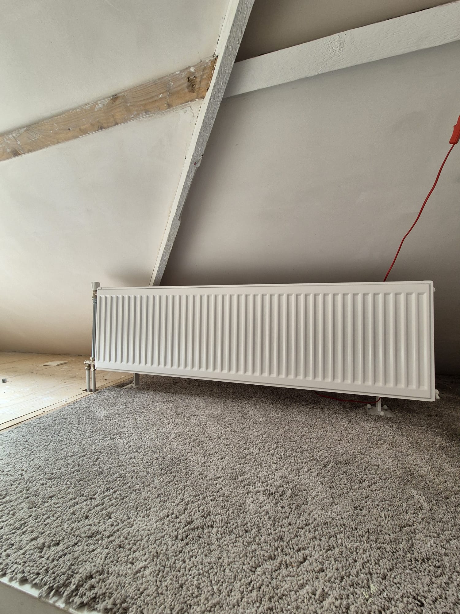 Nieuw geplaatste radiator op de zolderverdieping door MKI-Techniek