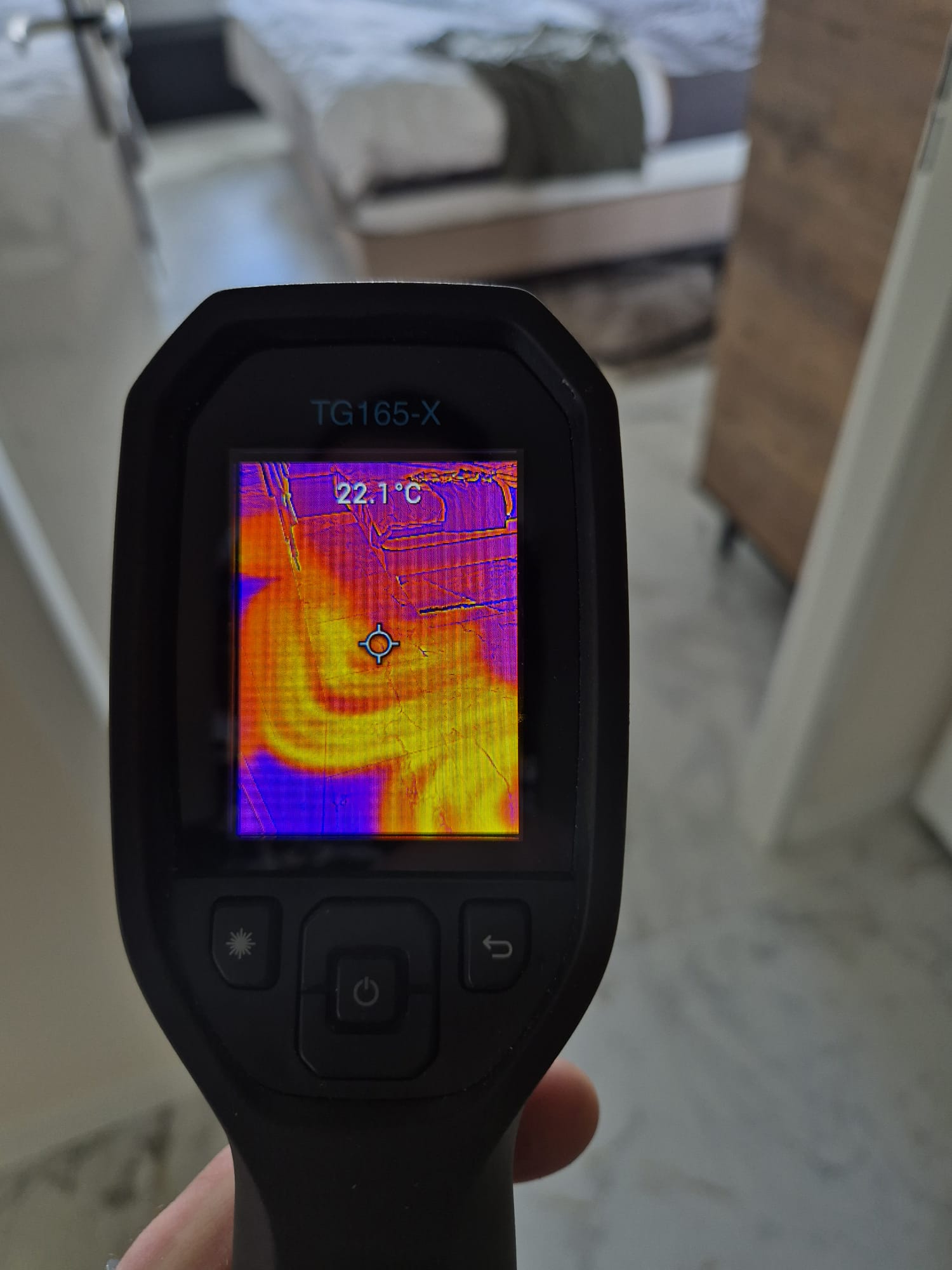 MKI-Techniek spoort lekkage op met een thermische camera, warmtepatroon zichtbaar op het display