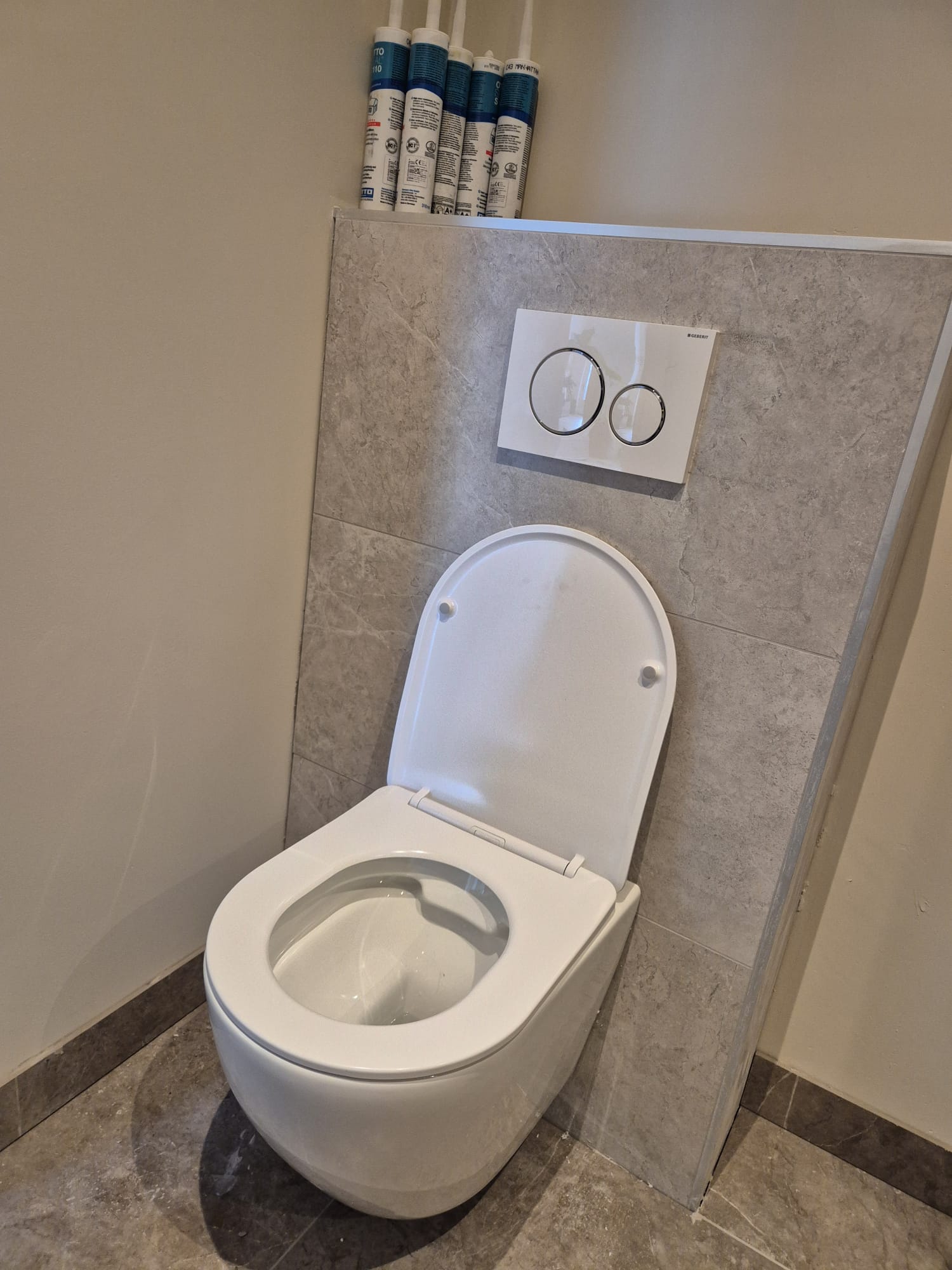 Hangtoilet met Geberit bedieningsplaat netjes geplaatst door MKI-Techniek