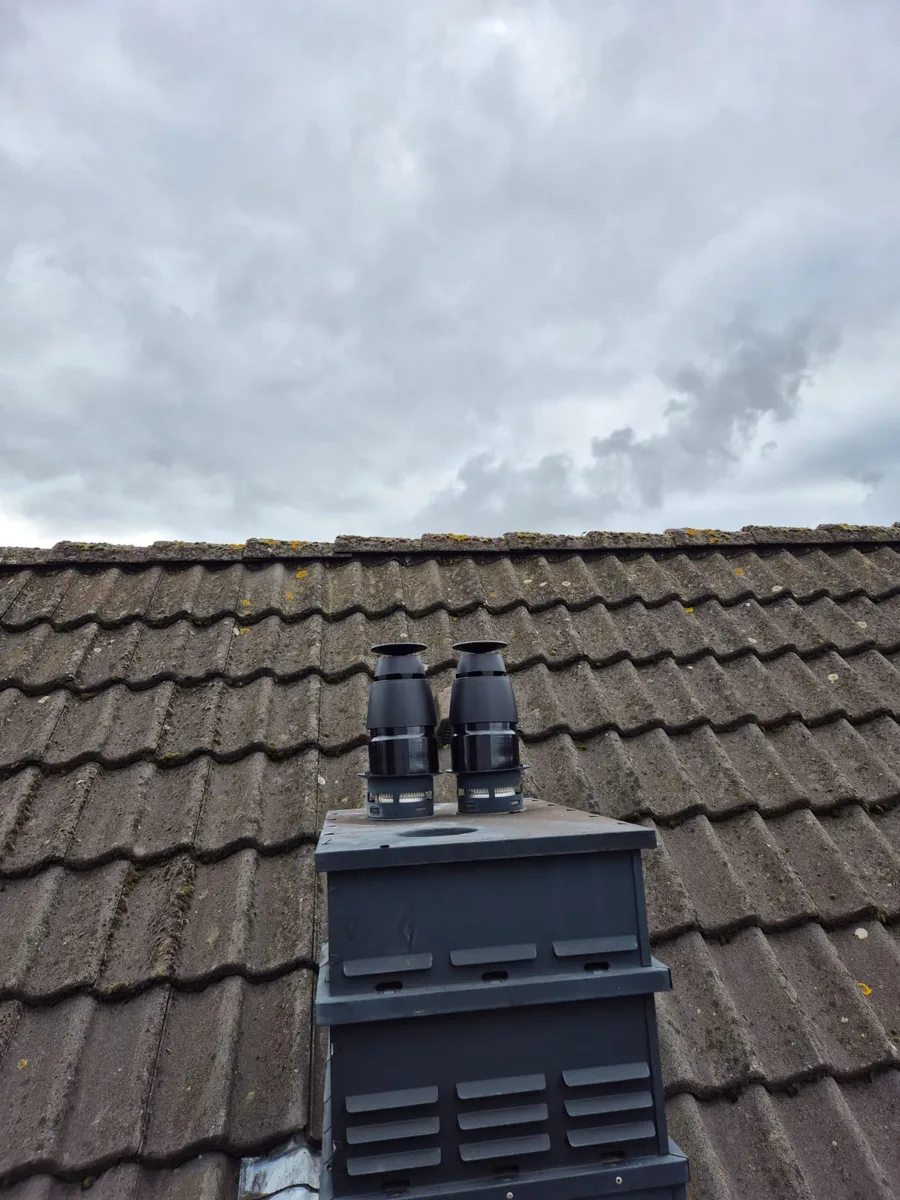 Nieuwe flexibele rookgaskanalen met dakdoorvoeren geplaatst door MKI-Techniek