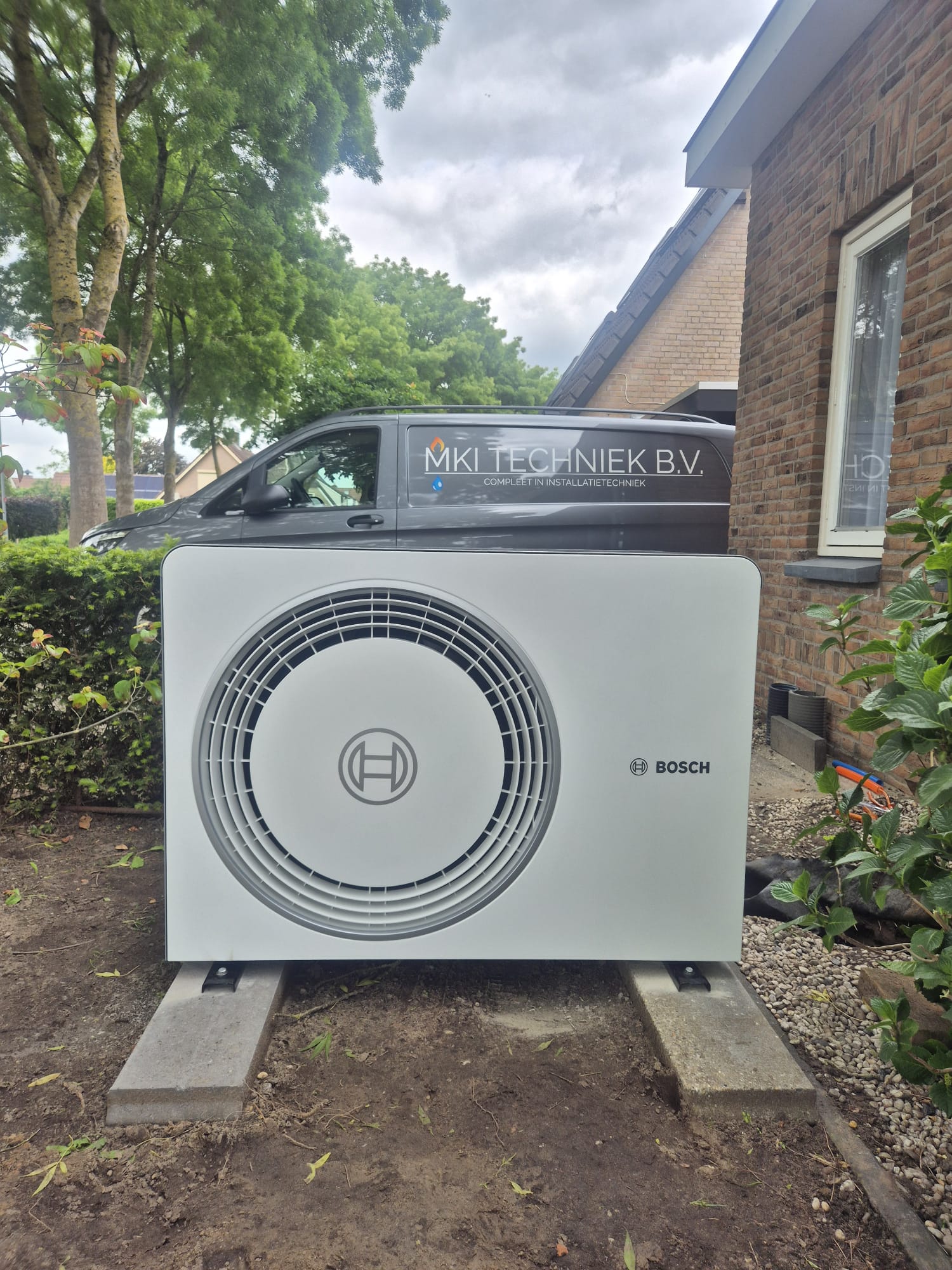 Warmtepompinstallatie door MKI-Techniek, buitenunit bij woning