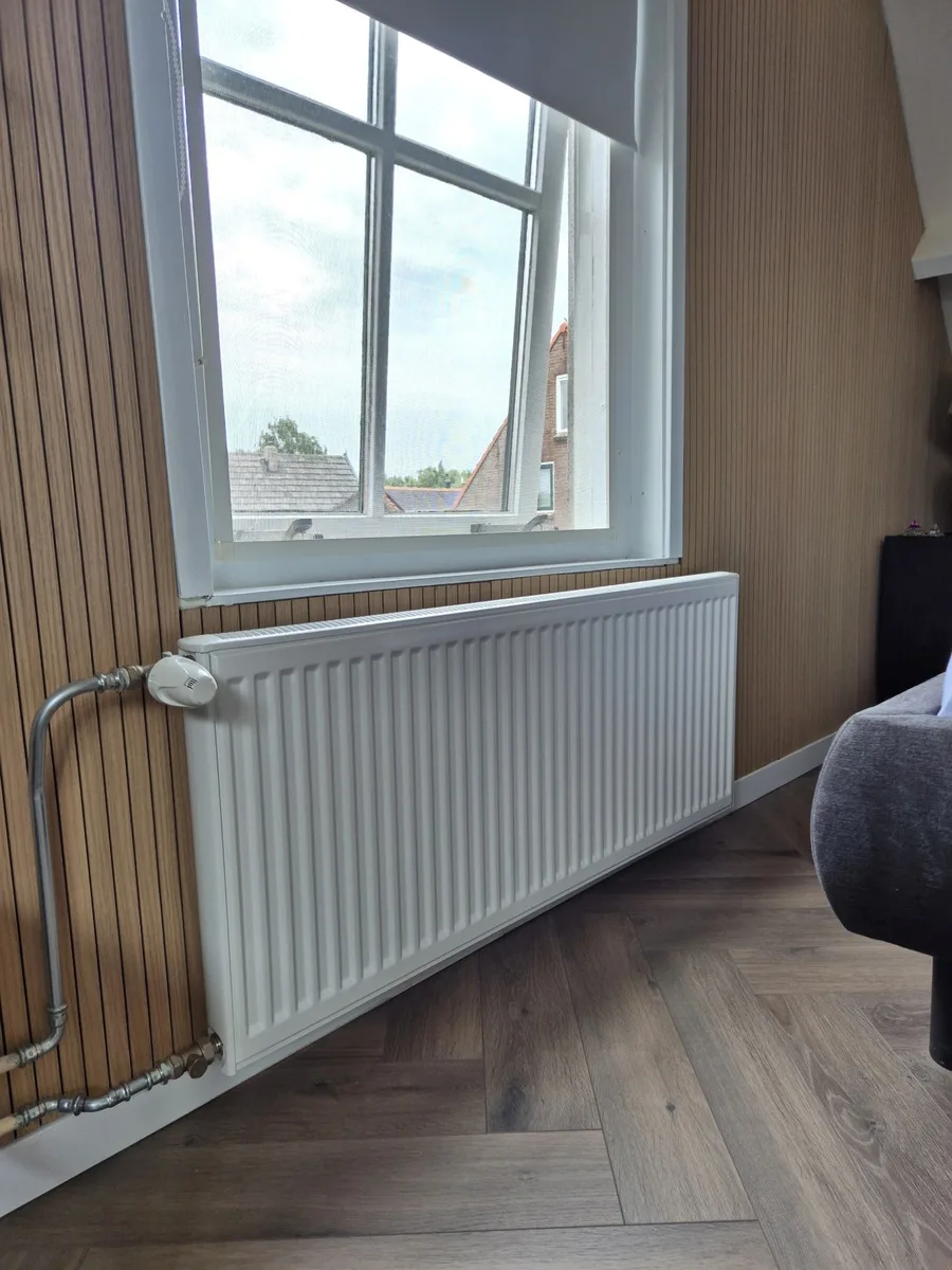 Radiator geplaatst bij visgraatvloer en lattenwand door MKI-Techniek