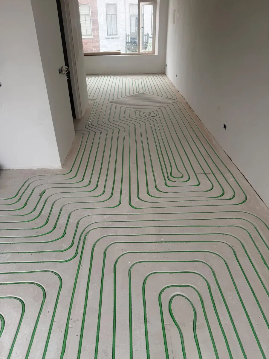 Nieuw aangelegde vloerverwarming met groene leidingen door MKI-Techniek